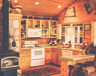 Wondrous, Secluded, Waterfront Home, pet friendly, hot tub, kayaks, trails - Quilcene - Cocina