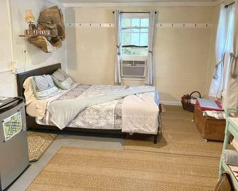 'Lovely Tiny House Rental for a Romantic Getaway in Shepherdstown, West Virginia - Shepherdstown - Slaapkamer