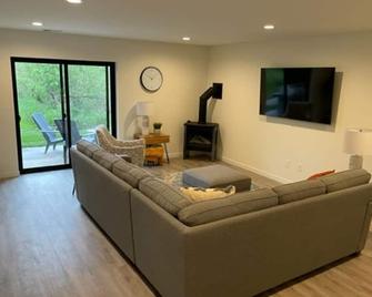Modern, New And Beautiful. Come Enjoy Perfection! - Hermantown - Living room