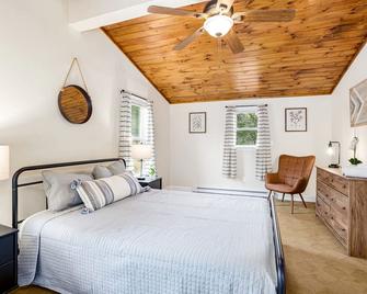 Harpers Ferry Cabin Hot Tub, Deck, Fire - Harpers Ferry - Bedroom