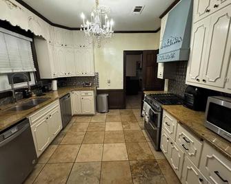 Spacious Enchanted Forest Home for Business & Pleasure - Forest - Keuken