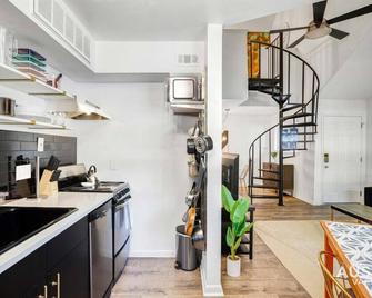 Cool Down On Riverside Free Parking and Shared Pool - Austin - Cocina