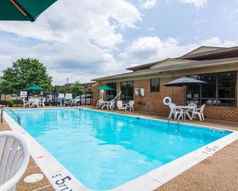 Quality Inn - Manassas - Piscina