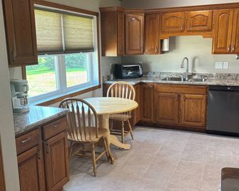 The Hideout on Hwy 25 - Webster - Kitchen