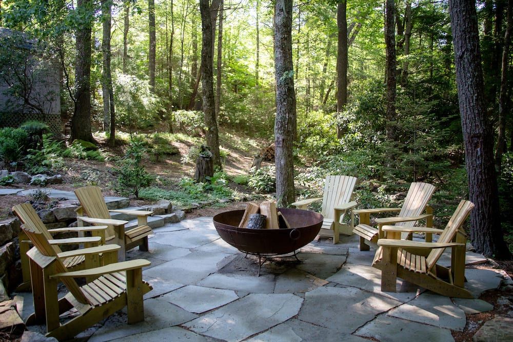 The Highlands Buck House, Newly Renovated Gorgeous In Town w/ Private Pond - Highlands - Innenhof