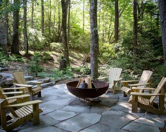 The Highlands Buck House, Newly Renovated Gorgeous In Town w/ Private Pond - Highlands - Patio