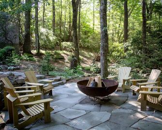The Highlands Buck House, Newly Renovated Gorgeous In Town w/ Private Pond - Highlands - Innenhof