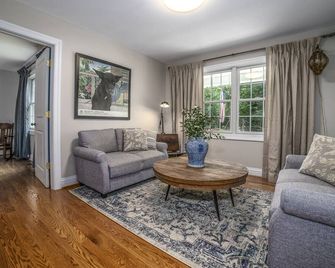 Peaceful Escape Near Vmi, Wlu & Va Horse Center - Fairfield - Living room