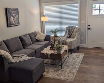 New 3 Bedroom 2.5 Bath Townhome in Downtown Washington Court House - Washington Court House - Wohnzimmer