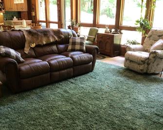 Secluded Home nestled in the foothills of Middle Tennessee - Manchester - Living room