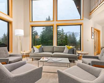 Mountain View Retreat - Rhododendron - Living room