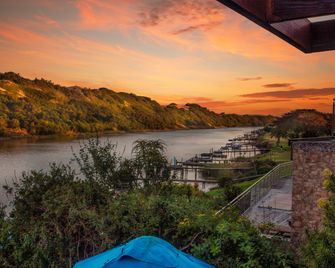 Dungbeetle River Lodge - Cannonvale - Balcón