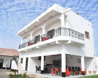 sukuta nema guest house - באנג'ול - בניין