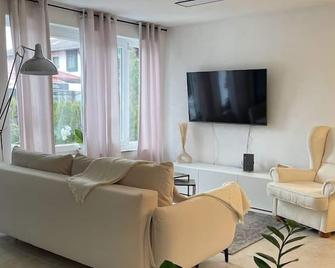 Ferienwohnung Bullaku - Piding - Wohnzimmer