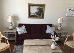 Trendy & Timeless: Home away from home - Waterbury - Living room