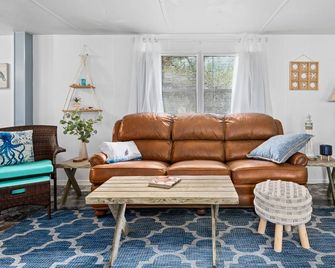 Three Bay Place, just minutes from Rockport, Port Aransas, Ingleside & Portland - Aransas Pass - Living room