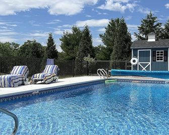 Kiwi Berry Farmette, Gardens, Seasonal Pool & Guest Suite at Wild Juniper Farm! - Gettysburg - Pool