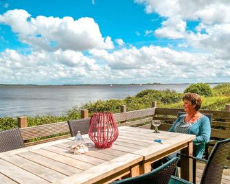 6 Pers Lauwersmeer Waterfront, Full Equipped and Modern House With Sauna - Anjum - Balcón