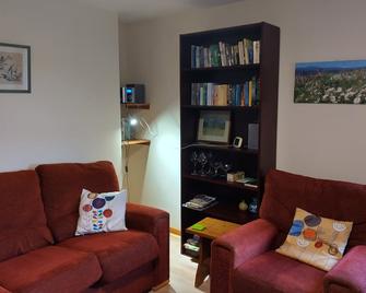 Barn Cottage With Stunning Views Of The Cairngorm Mountains And Local Wildlife. - Newtonmore - Living room