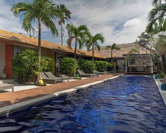 Balinea Holiday Home - North Kuta - Bể bơi