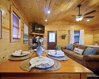 Great Location-Hot Tub - Broken Bow - Comedor