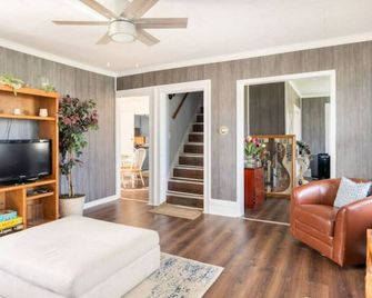 Newly-renovated 3-bedroom GetAway on a 40-acre Park, Beach & Lake - Milan - Living room