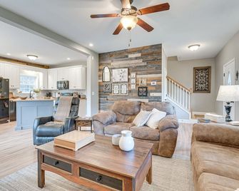 Hammocks and Forest Views Creekside Murphy Retreat - Murphy - Living room