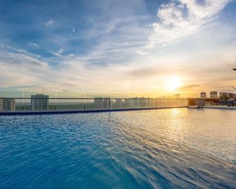 Sky Collection Lifestyle Hotel & Suites Barranquilla - ברנקילה - בריכה