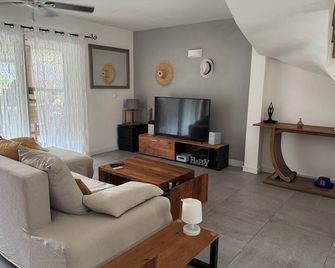 House in residence with swimming pool. - Dutch Cul de Sac - Sala de estar