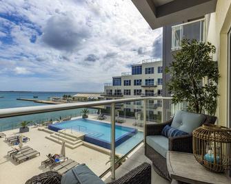 Experience The Groovy Harbour House Life - Oranjestad - Pool