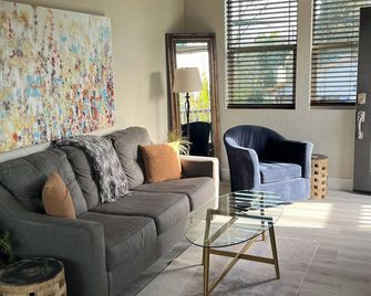 Historic Folsom 2 Bedroom - 1 Bath - Folsom - Huiskamer