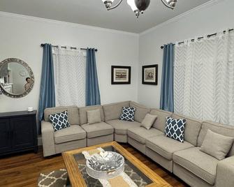 Spacious 3-BR Bungalow with Full Amenities Near University Area - Charlotte - Ruang tamu