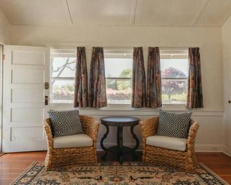 The Cottage: One bedroom w/mini fridge & private bath. - Medford