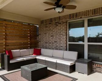 Beautiful 5bd/3ba Near Bld/Waterpark/At&t Stadium - Mansfield - Living room