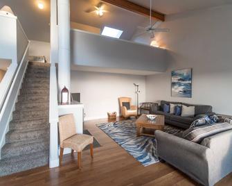 Oceanfront Pet Friendly Condo overlooking Depoe Bay, perfect for Whale Watching - Depoe Bay - Living room