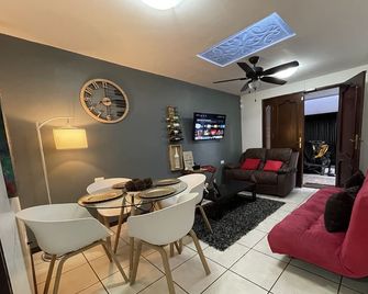 Elegante Casa de 4 Habitaciones a Solo 15 Minutos del Corazón de la Ciudad - San José - Restaurant