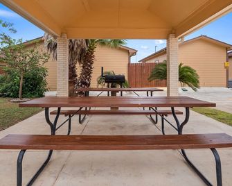 Best Western Regency Inn & Suites - Gonzales - Pátio