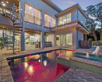 Stunning Luxury Home in Artsy Winter Park featuring Nintendo-Themed Game Room! - Winter Park - Pool