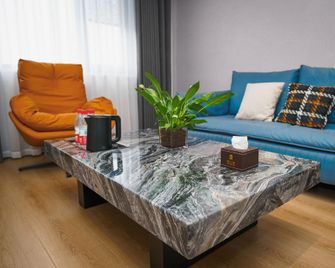 Jinjiang Inn Zhoukou Bayi Avenue North Park - Zhoukou - Living room