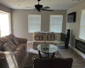 Cozy 3-bedroom house in pleasant Camden with AC - Camden - Wohnzimmer