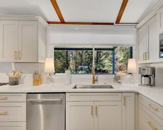 Executive stay home newly remodeled 3-bed house walkable to Downtown Woodstock - Woodstock - Cocina