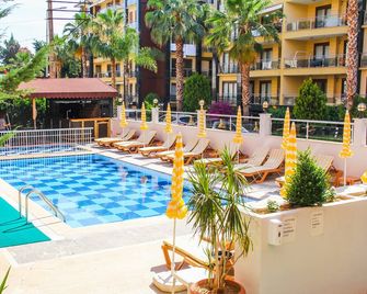 Yaman Life Hotel - 阿拉尼亞 - 游泳池