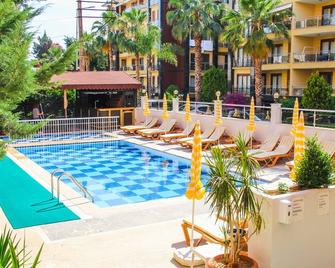 Yaman Life Hotel - אלניה - בריכה