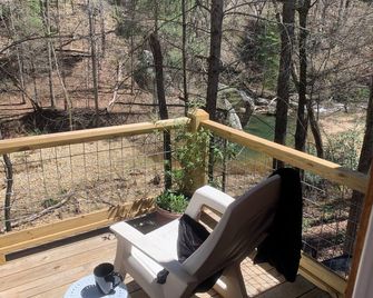 3-bedroom 2 & half baths cabin sleeps 8. Fast WiFi, directly on the Henry River. - Morganton - Balcony