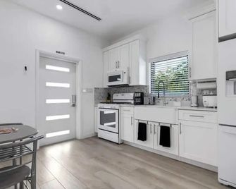 Brand new build, 10 min stroll to the beach, 7 min drive to stores/restaurants - Bodden Town - Mutfak