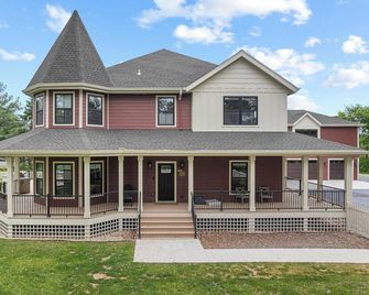 Modern Oasis • Space to Gather & Unwind in Peace•4 Miles to Madison - Fitchburg - Building