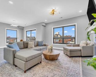Amazing Loft overlook Overlooking DT Port Huron! - Port Huron - Living room