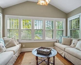 Prime Location- Historic Downtown Red Wing - Red Wing - Huiskamer