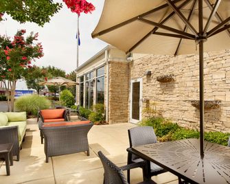 هيلتون جاردن إن شاتونجا\هاميلتون بليس - تشاتانوغا - شرفة مرصوفة