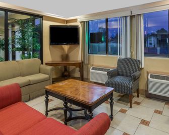 Super 8 by Wyndham Hartford - Hartford - Huiskamer